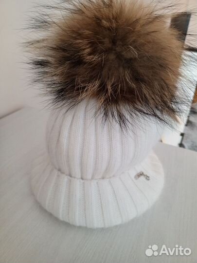 Шапка с помпоном женская