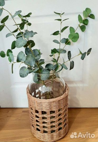 Корзина большая плетеная со стеклянной вазой