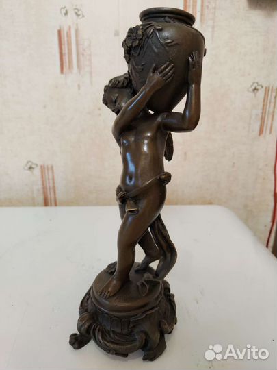 Бронзовая скульптура Ангелочек с кувшином