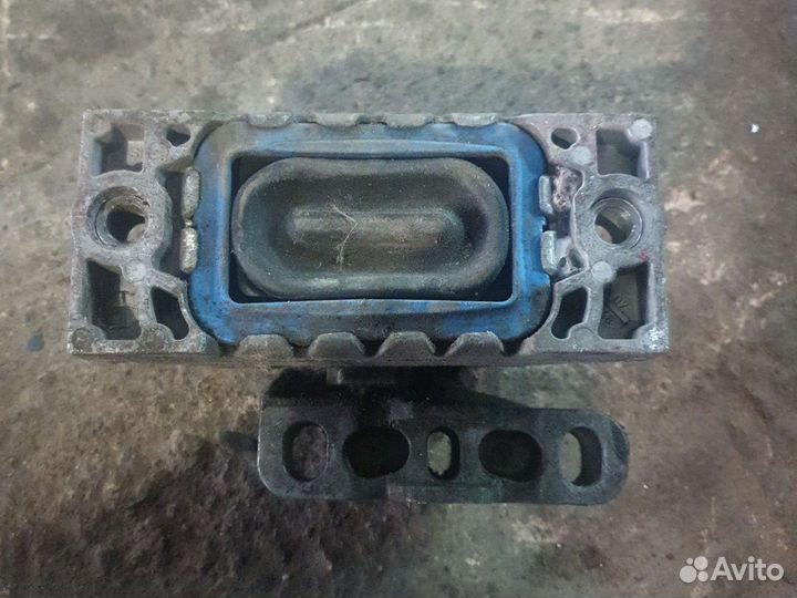 Подушка двигателя фольцваген гольф 5 1.4 BLG