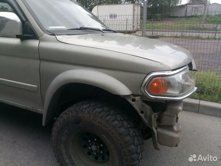 Крылья стеклопластик Mitsubishi Pajero Sport 1