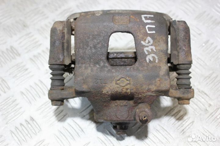 Суппорт передний правый Nissan Maxima a32