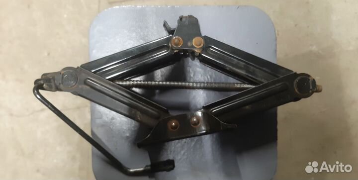 Домкрат винтовой