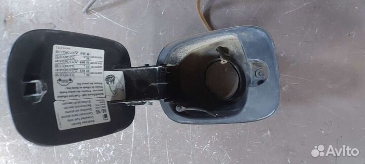 Лючок бензобака на Volkswagen Phaeton