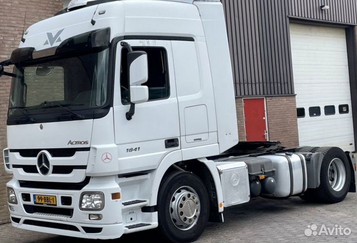 Pазбираем грузовик Mercedes-Benz Actros mpiii 2009