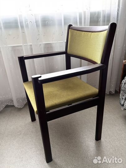 Стул-кресло мягкий классический