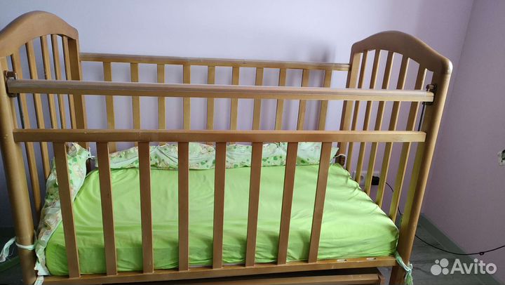 Детская кроватка с маятником