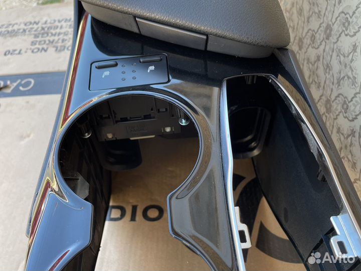 Toyota Camry v70 Консоль