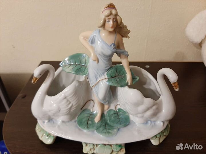 Фарфоровая салфетница