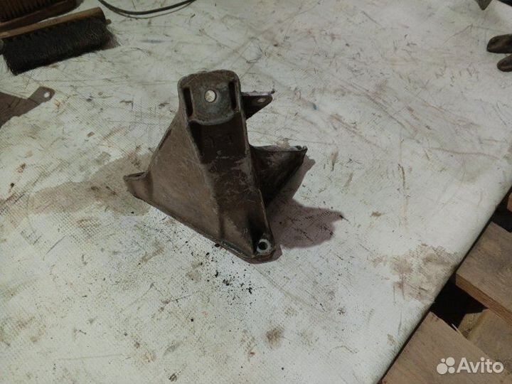 Кронштейн опоры двигателя Volkswagen Passat B5