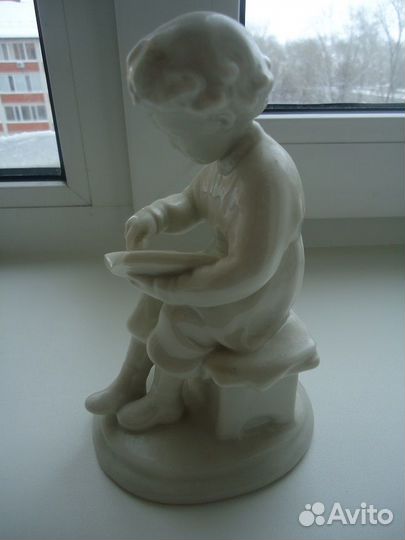 Фарфоровая статуэтка 