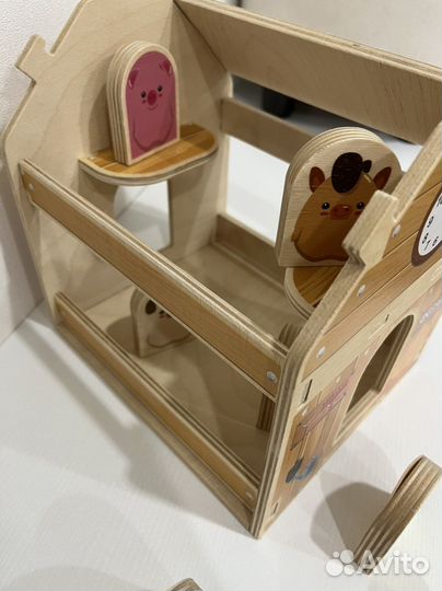 Деревянный домик ферма с героями