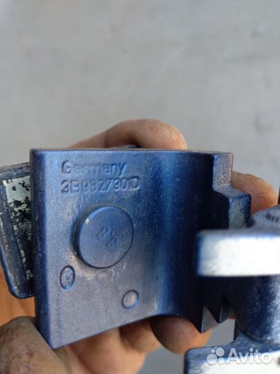 Петля двери багажника для VW Passat (B5) 1996-2000