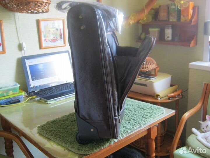 Кожаный чемодан на колесах