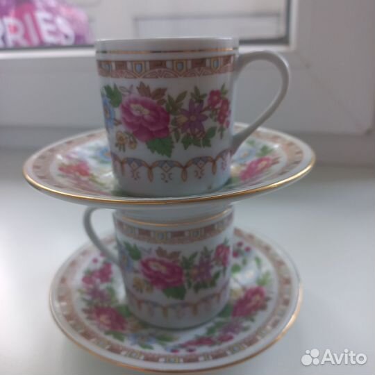 Кофейные чашки с блюдцами