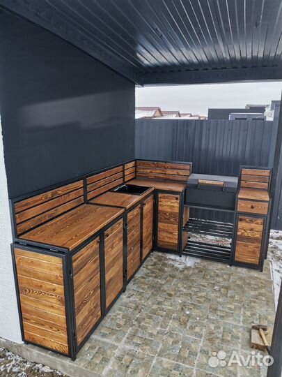 Уличная кухня с мангалом