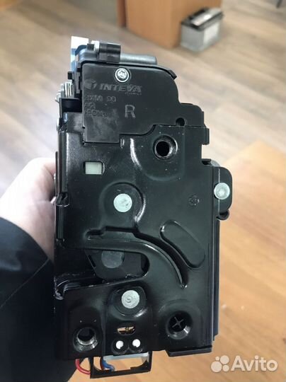 3d1837016ac замок передний првый VAG