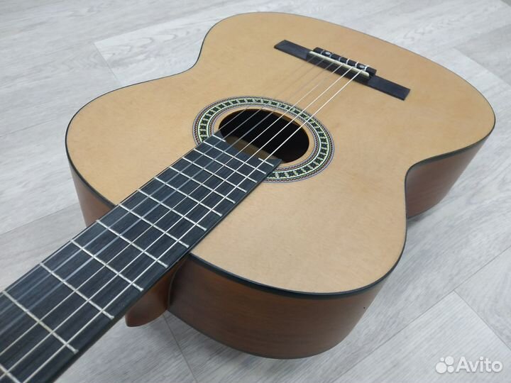 Новая классическая гитара с анкером