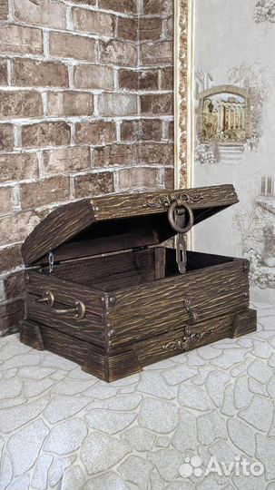 Сундук старинный