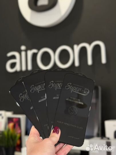 Защитное стекло iPhone 16