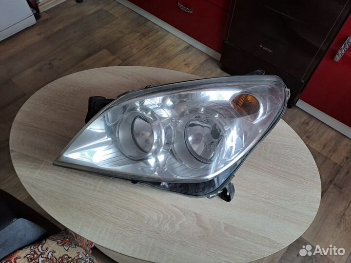 Opel Astra H фара левая