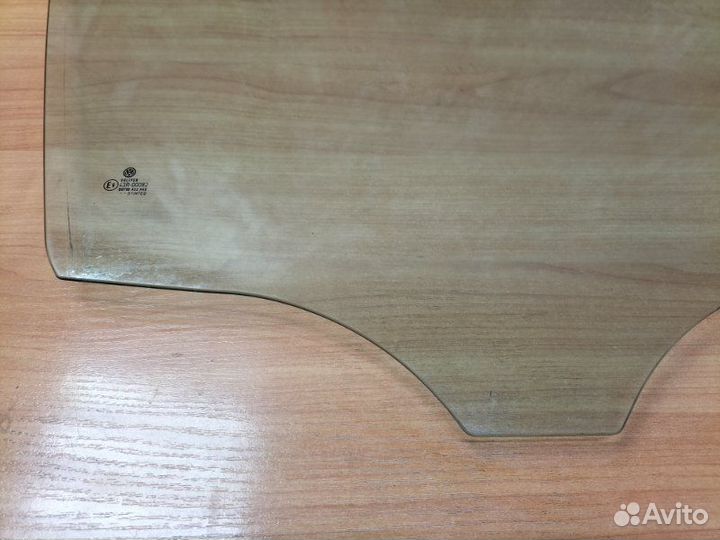 Стекло двери переднее правое Volkswagen Passat