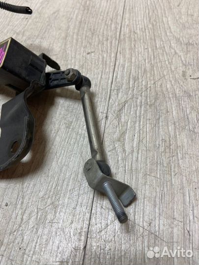 Датчик высоты дорожного просвета передний правый