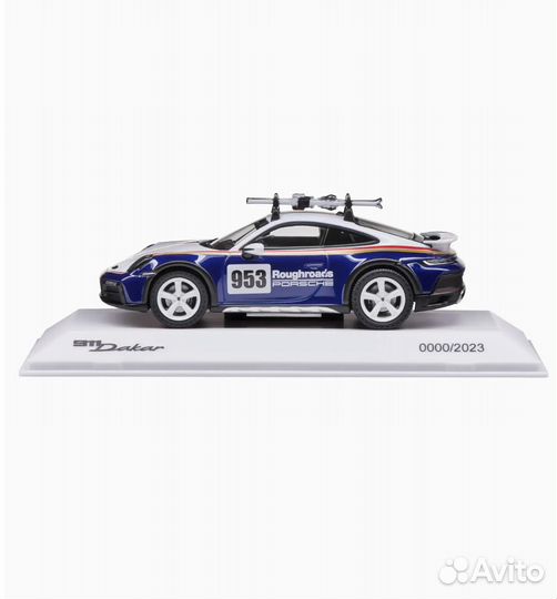 Porsche 911 Dakar (992) mit Skiern – Christmas – L