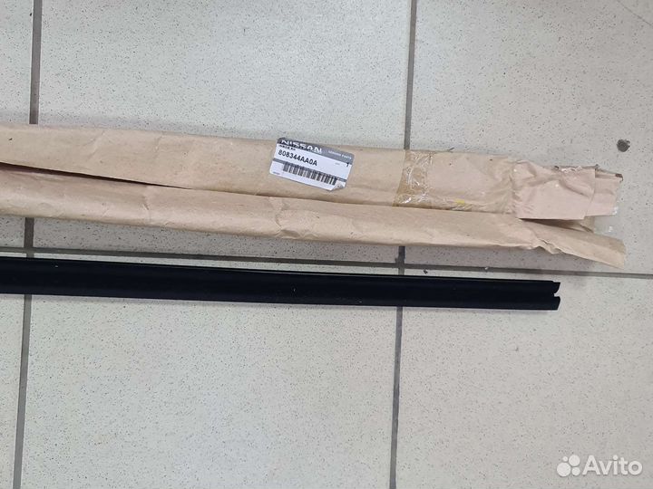 Уплотнитель стекла переднего правого