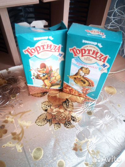Красноухая черепаха с аквариумом