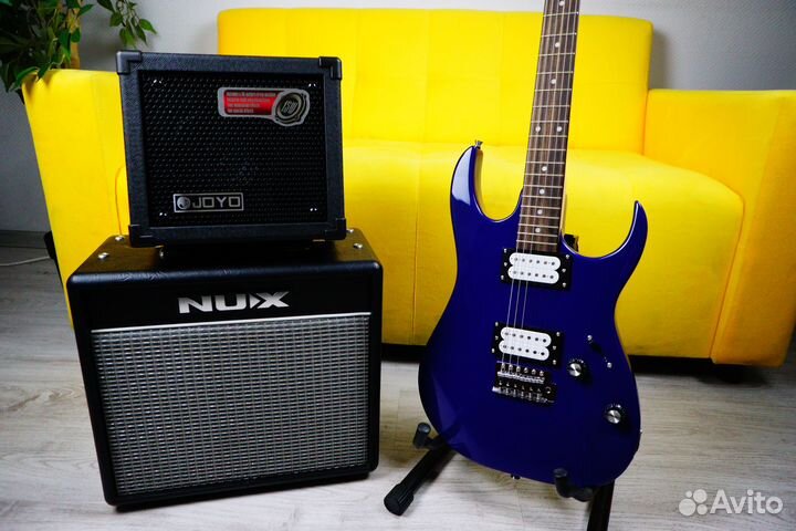Электрогитара вместе с комбоусилителем