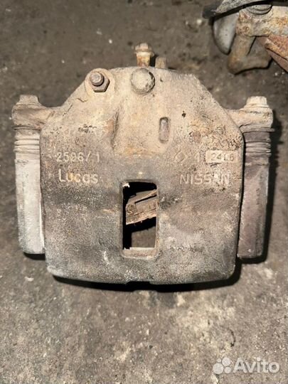 Суппорт передний правый Nissan Primera P12 1.6