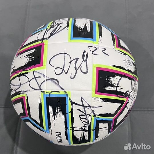 Футбольный мяч с автографами сборной евро 2020