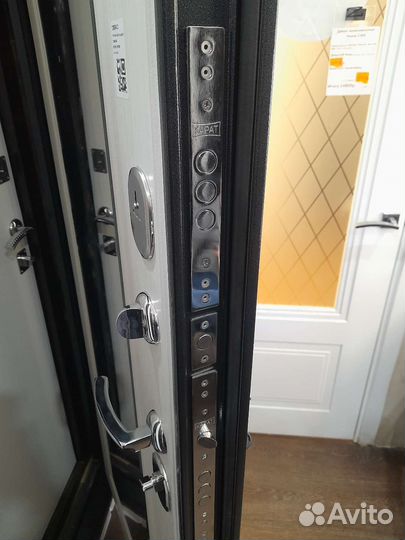 Дверь входная с зеркалом