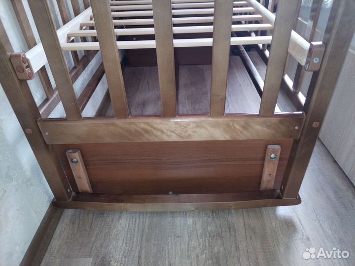 Детская кроватка с маятником