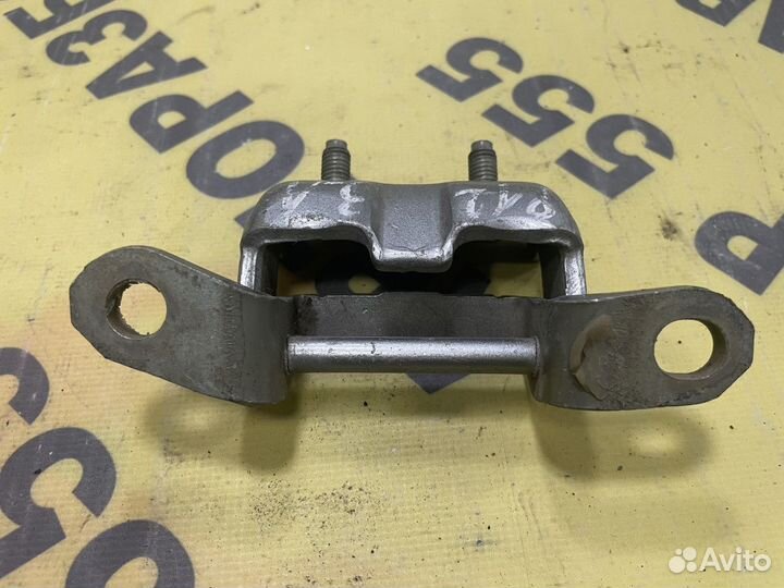 Петля задняя левая верхняя Nissan Primera P12