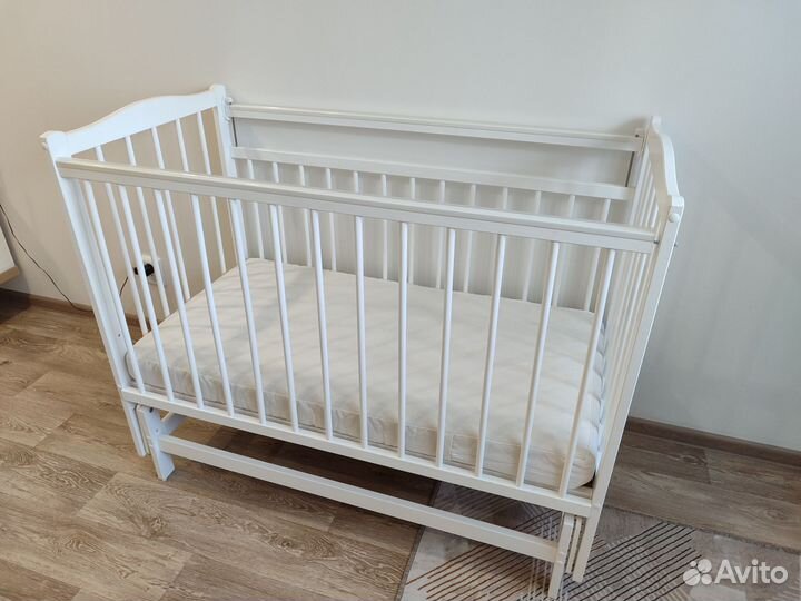 Детская кроватка с маятником белая