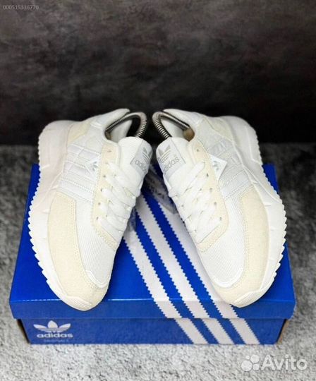 Женские кроссовки Adidas белые