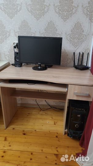 Компьютер и стол