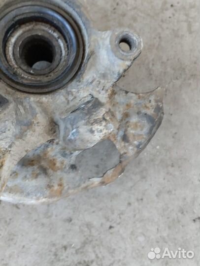 Левый кулак Nissan Primera P10