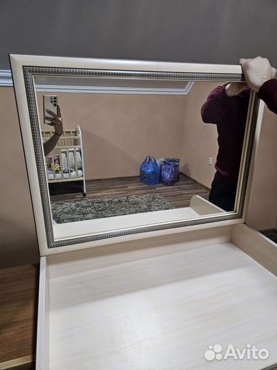 Туалетный столик с зеркалом