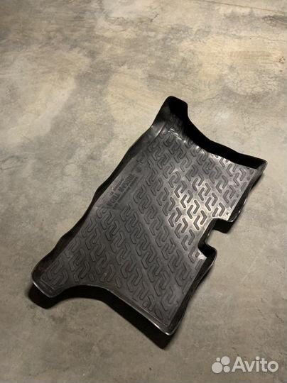 Коврик в багажник Nissan Tiida