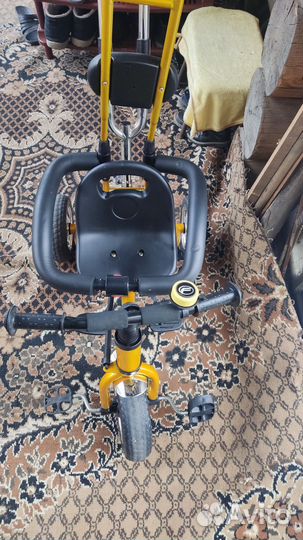 Детский трехколесный велосипед с ручкой