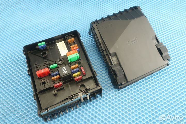 Блок предохранителей VW Golf 6 1K0937125D