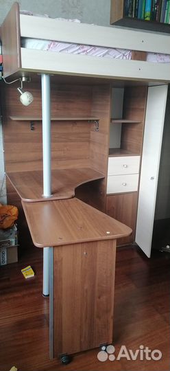 Детская кровать чердак со столом и шкафом