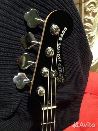 Бас гитара squier jaguar bass