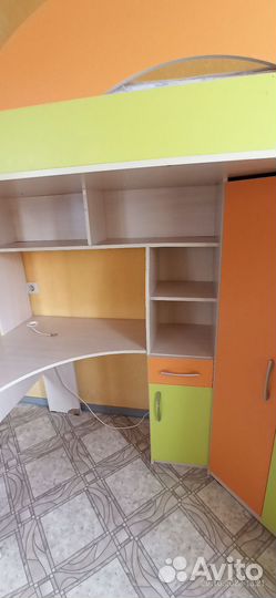 Детская кровать чердак со столом и шкафом