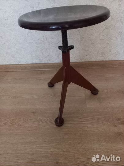 Табурет вращающийся для фортепиано