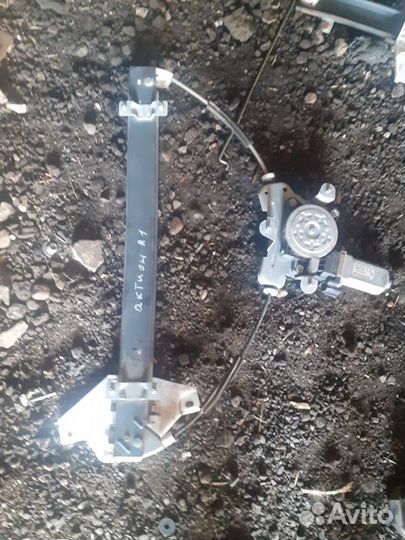 Стеклоподъемник передний правый Ссанг Енг Актион