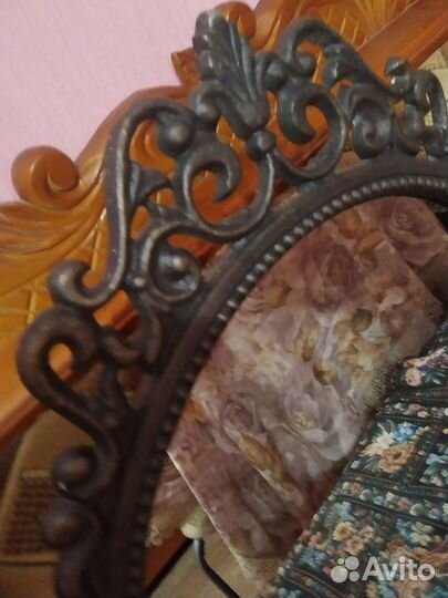 Зеркало в бронзовом обрамлении